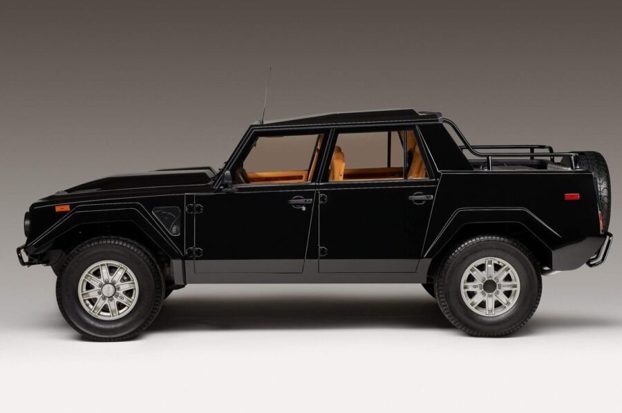 Lamborghini LM002. Supersamochód terenowy